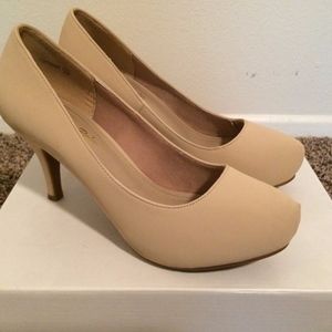 Nude closed-toed pumps